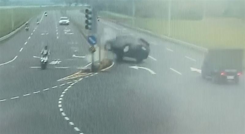 陳女駕車迴轉撞及分隔島瞬間。（圖／翻攝畫面）