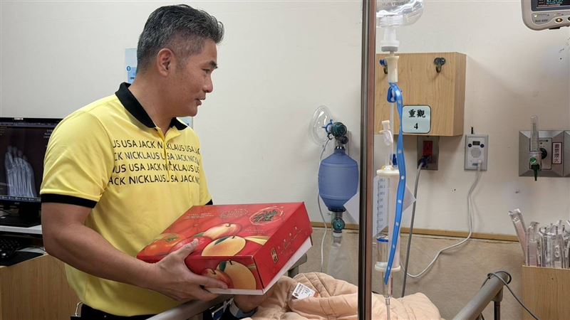 保二總隊第一大隊大隊長王文生到醫院探視受傷的劉姓隊員。（圖／翻攝畫面）