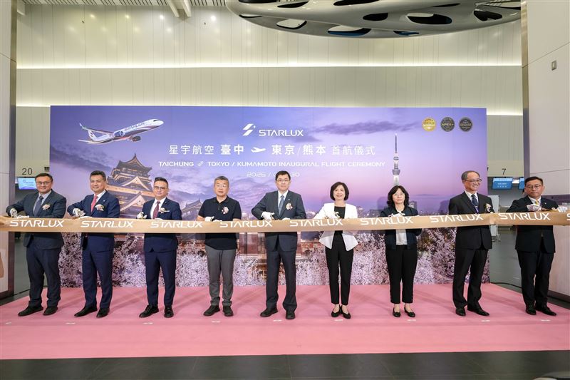 星宇航空台中-東京/熊本首航剪綵儀式。（長官由左至右：台中市鄭照新副市長、星宇航空翟健華執行長、立法院黃健豪委員、立法院蔡其昌委員、星宇航空張國煒董事長、立法院何欣純委員、民航局何淑萍局長、台中航空站張瑞澍主任、星宇航空策略長劉允富。）（圖／星宇航空提供）