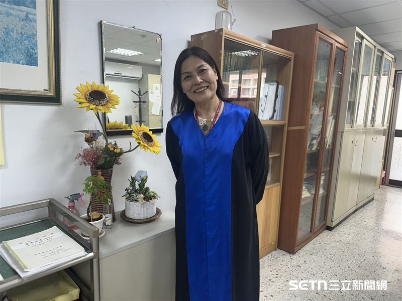 監護人其實是能預先選擇的！台中地院家事庭顏淑惠庭長補充表示，2019 年上路的「意定監護」制度，打破了過去由法律或他人代為決定的局限，讓民眾能在意識清醒時，透過公證契約親自選任未來的受任人，無論是老友、同居人或信任的親屬，都能成為晚年最堅實的依靠。在超高齡社會的浪潮下，預先選定監護人已成為守護尊嚴的新趨勢，讓司法體系能依循當事人的初心，確保每位長者在失去表達能力時，依然能擁有一份不被隨意更動的晚年保障。（圖／記者張雅筑攝）