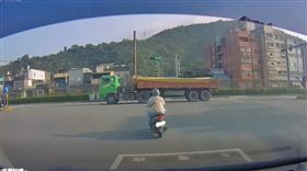 宜蘭,蘇澳,砂石車,闖紅燈,機車騎士,宜蘭知識+。（圖／翻攝宜蘭知識+）