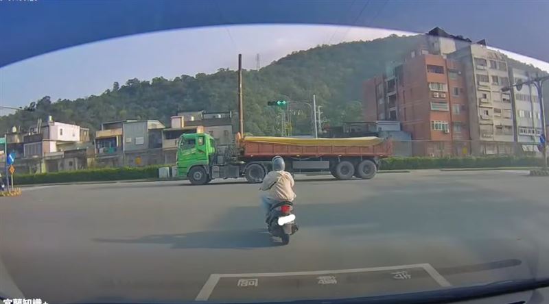 蘇澳砂石車闖紅燈!機車騎士急煞車傻眼了
