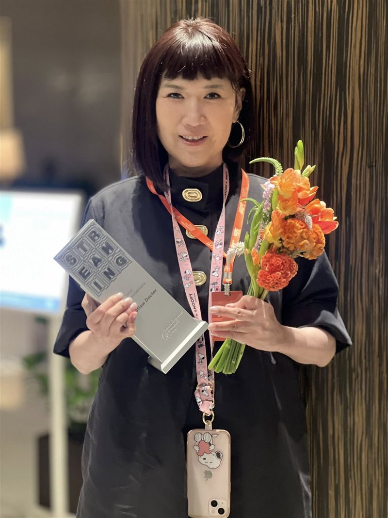 張世嫺頂假髮出席頒獎典禮。(圖/翻攝自臉書)