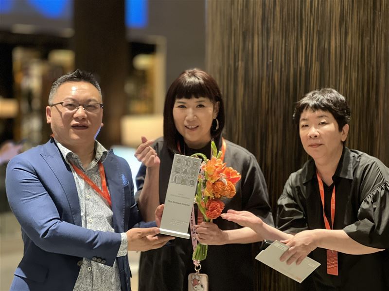 張世嫺拖著病體出席頒獎典禮。(圖/翻攝自臉書)