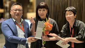 張世嫻頂假髮出席頒獎典禮。（圖／翻攝自臉書）