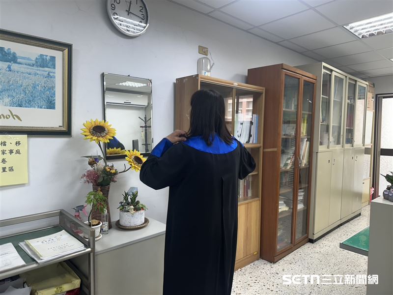 當了監護人就可以盡情使用受監護者的積蓄嗎？這觀念其實大錯特錯！台中地院家事庭顏淑惠庭長強調，監護人是一份法定的「職責」，而非動用財產的特權。在法律機制下，監護人必須呈報財產清冊，且受「會同開具財產清冊之人」的共同監督。若欲處分受監護人的不動產以支應開銷，更必須報請法院許可，由法官嚴格審核其必要性與價格合理性。（圖／記者張雅筑攝）