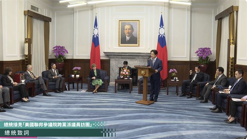 賴清德總統今(30)日接見「美聯邦參院外交委員會民主黨首席議員夏欣及共和黨參議員匡希恆所率跨黨派訪問團」。(圖/翻攝畫面)