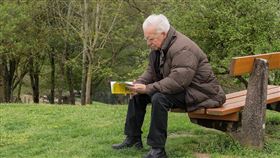 多數實支實付醫療險的保障年齡上限為75或80歲，但在國人長壽趨勢的發展之下，民眾老後(80歲以後)極可能面臨高負擔的醫療花費，建議需延長實支實付保障至90歲以上，才能有效緩解醫療所帶來的經濟壓力。（示意圖/ PIXABAY）