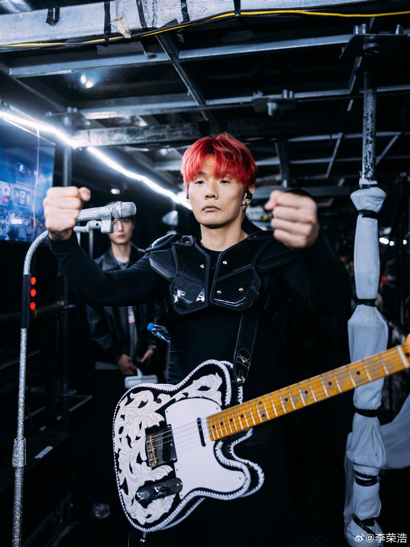 李榮浩開戰單依純,相關風波持續延燒。(圖/翻攝自李榮浩微博)