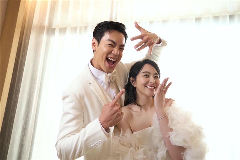 禾浩辰與吳品潔開心秀出婚戒。（圖／快樂成長娛樂提供）