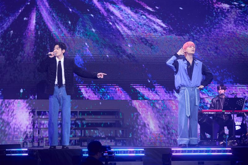 李國毅（左）登台為炎亞綸（右）助陣，兩人互動火花十足。（圖／晴空鳥提供）