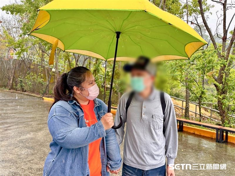 阿生（化名）雖然無法清楚表達自己的想法，但透過眼神與緊握的手心，他傳遞了最純粹的信任。在這兩年多的相處中，他認得這位每個月準時報到的「姊姊」范家瑜，甚至在散步時感應到對方的疲累，主動放慢腳步、反過來牽起社工的手。那股厚實的力道，不僅是阿生對社會家人的依賴，更是對這份跨越血緣之愛最真誠的回饋，證明了在無聲的世界裡，愛依然能讓受傷的靈魂重新靠岸。（圖／弘道基金會授權提供）