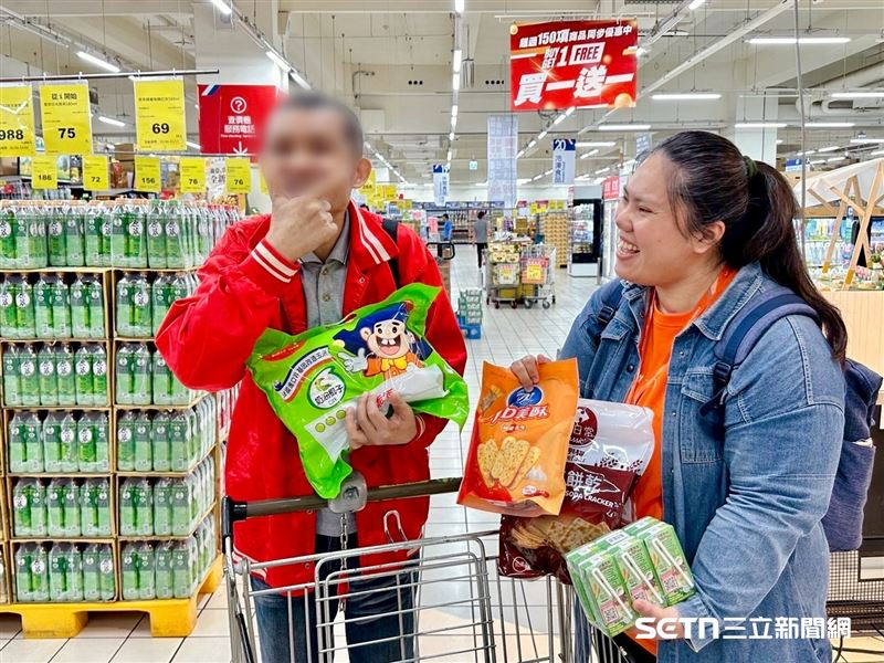 基金會也會定期讓社工安排帶阿生（化名）去大賣場購物，范家瑜說，這時阿生會特別興奮，而帶他們外出與社會接觸，其實是為了延緩老化並找回身為人的自主權。在琳瑯滿目的貨架前，阿生能挑選自己喜愛的零食，那是他少數能自我決定的時刻。透過這份日常，社工不僅是監護人，更是陪他練習與社會對話的導師。（圖／弘道基金會授權提供）