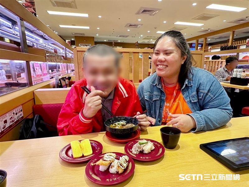日前社工范家瑜與專員林玠汶一起帶阿生去吃迴轉壽司，阿生笑得非常開心，看著輸送帶上琳瑯滿目的餐點，對這位「永遠3歲」的大孩子來說，是場充滿驚奇的探險。這份跨越血緣的陪伴，不僅是填飽肚子，更是透過日常社會參與，讓阿生重新感受身為人的快樂與尊嚴。（圖／弘道基金會授權提供）