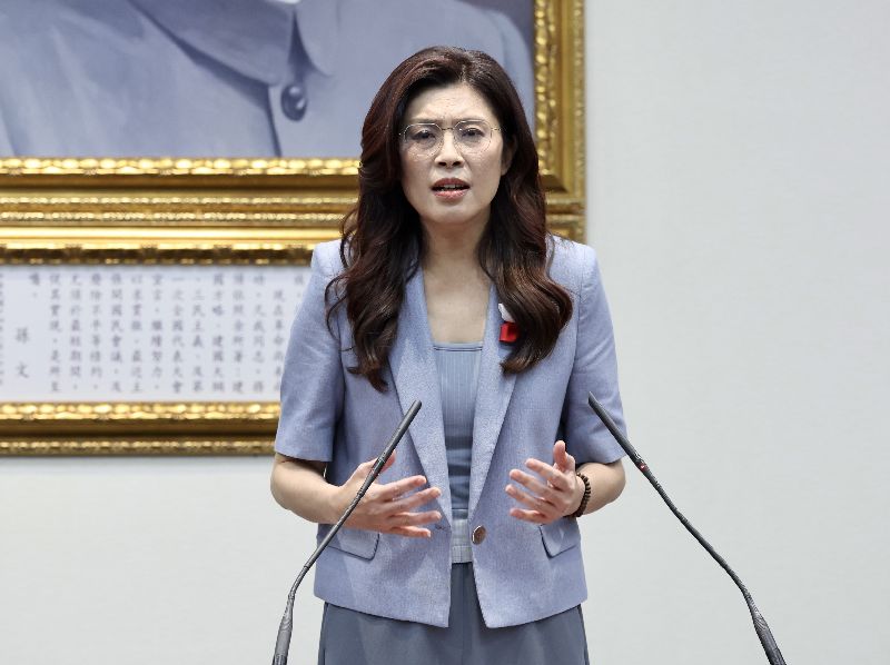 中共總書記習近平邀請國民黨主席鄭麗文率團於4月7日至12日到江蘇、上海、北京參觀訪問。鄭麗文30日在國民黨中央黨部舉行記者會，她表示感謝、欣然接受。（圖／中央社）