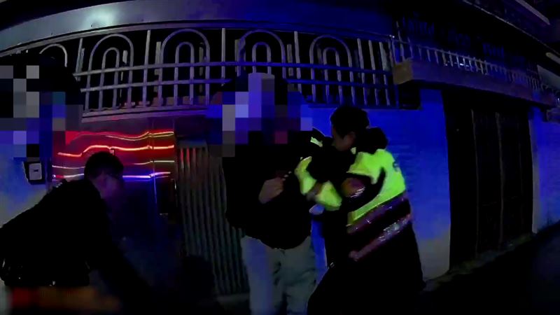 健身網紅蔣政酒駕被攔 拒捕揮拳毆警慘了
