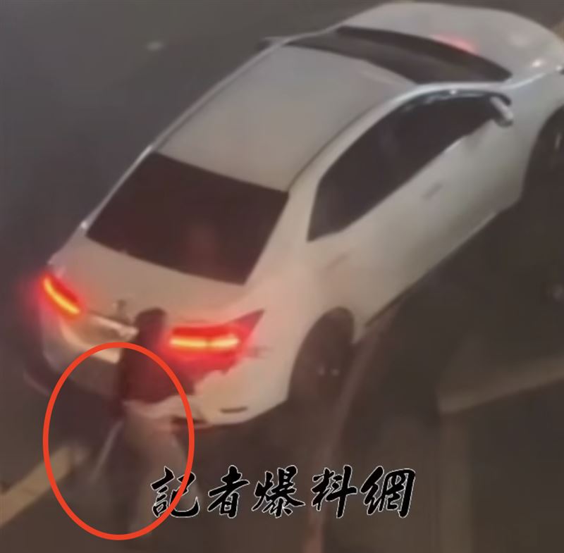 女子持球棒理論,逼其中一名男子上車。(圖/翻攝自《記者爆料網》)