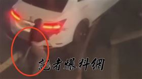 中壢,球棒,女子,爭執（圖／翻攝自《記者爆料網》）