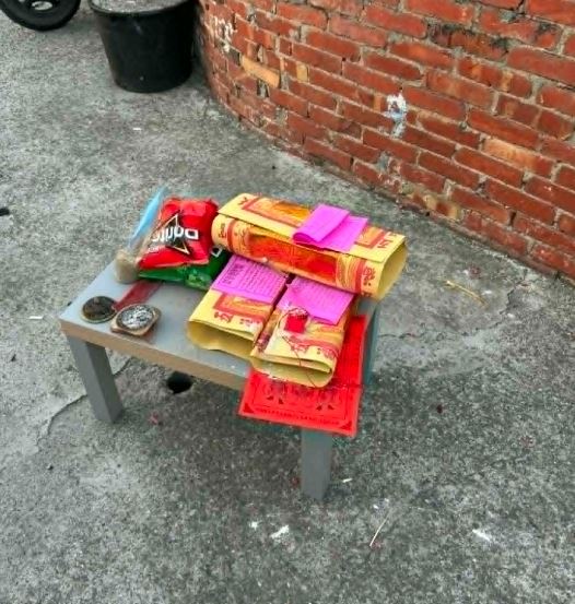 關鍵時刻王姓駕駛也即刻伸出援手。掏出一個紅包，語氣堅定又溫和地說：「大哥你今天請假啦，這是北港媽祖要給你的，祂叫你今天一定要休息，錢再賺就有。」。(圖/駕駛王先生提供)(圖/北港朝天宮提供)