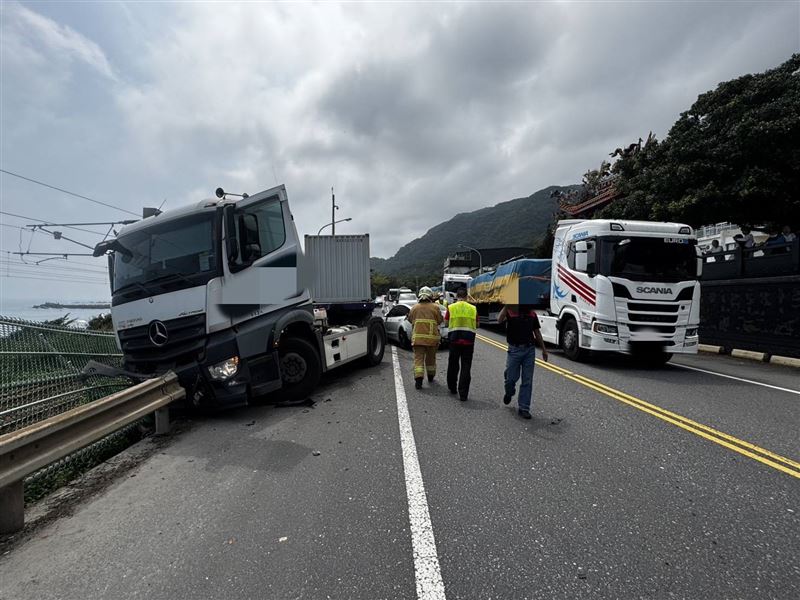 砂石車行經大里天公廟前時，疑因爆胎失控，擦撞路邊停放的5輛汽車。（圖／翻攝畫面）