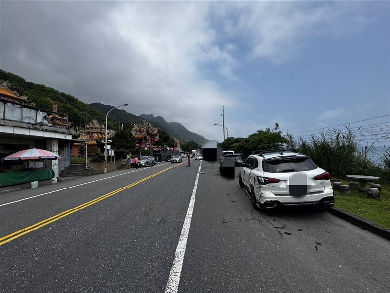 砂石車行經大里天公廟前時，疑因爆胎失控，擦撞路邊停放的5輛汽車。（圖／翻攝畫面）