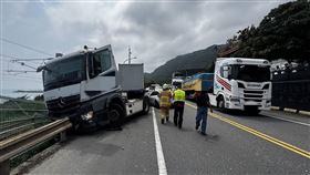 宜蘭頭城濱海路今天（30日）下午1時許發生一起車禍，吳姓男子（48歲）駕駛砂石車行經大里天公廟前時，疑因爆胎失控，連續擦撞擊路邊停放的5輛汽車。（圖／翻攝畫面）