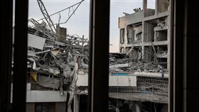 德黑蘭一棟大樓遭到空襲，現場一片狼藉。（圖／美聯社／達志影像）