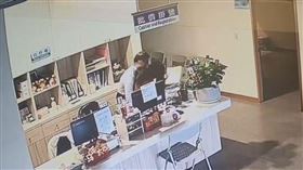 狼醫，重光醫院副院長，診所，強行摟抱女員工,伸鹹豬手,除夕(圖／翻攝自記者爆料網)