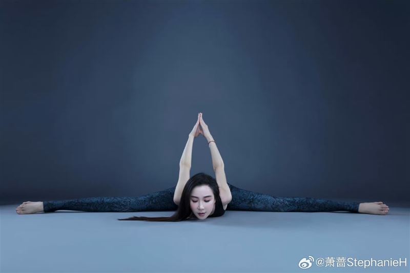 隨著參賽名單公開，蕭薔也在社群分享備戰畫面。照片中她直接做出「一字馬」貼地拉筋，甚至身體前傾貼地、雙手向後延展，展現驚人柔軟度與自律狀態。（圖／翻攝自蕭薔微博）