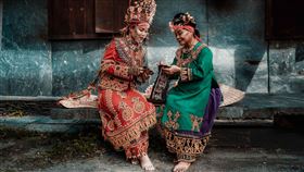 2026索尼世界攝影大獎台灣區域國家獎優勝作品，蔡維宸《母親的手是過去，我的手是延續》。（圖／台灣索尼提供） 