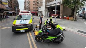 消防救護員搶救騎士的過程。（圖／翻攝畫面）