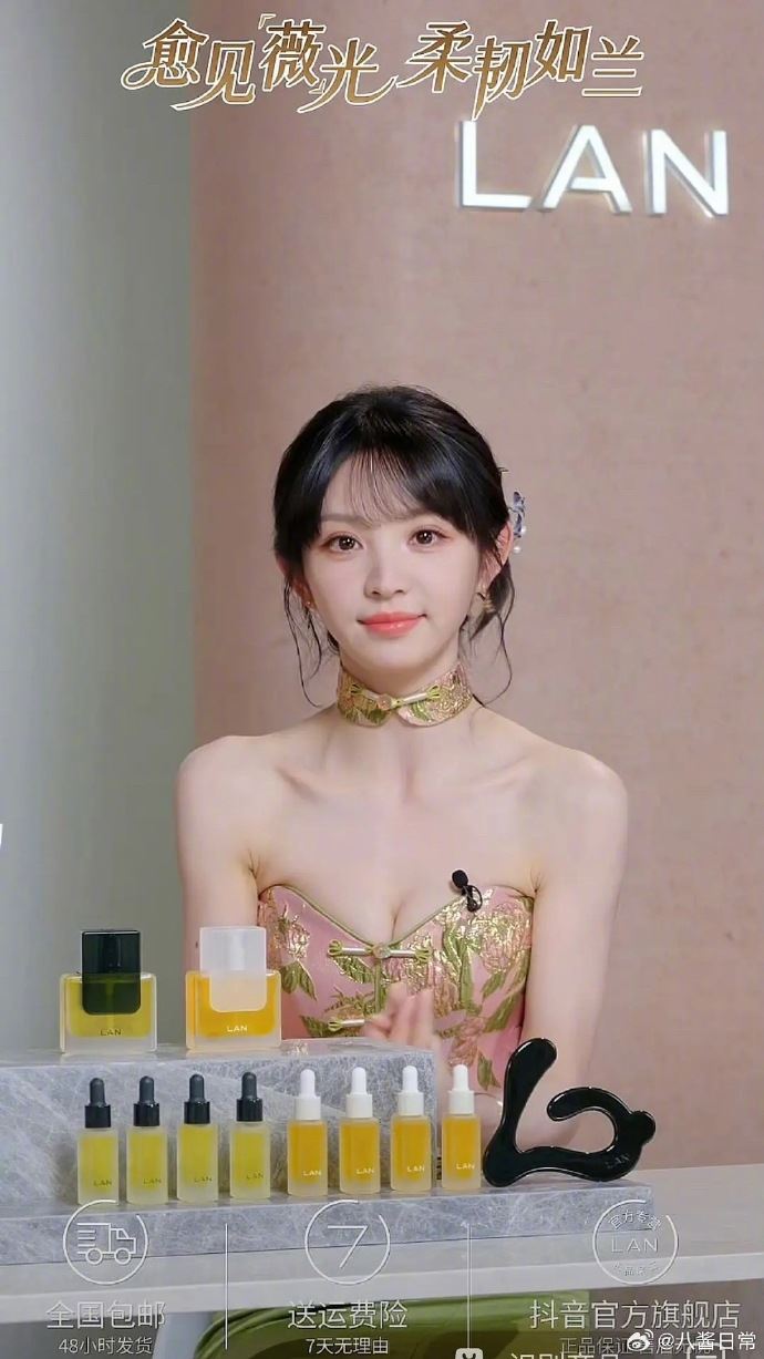 田曦薇在進行品牌合作直播時，穿上一件尺寸過小的禮服引發熱議。（圖／翻攝自微博）