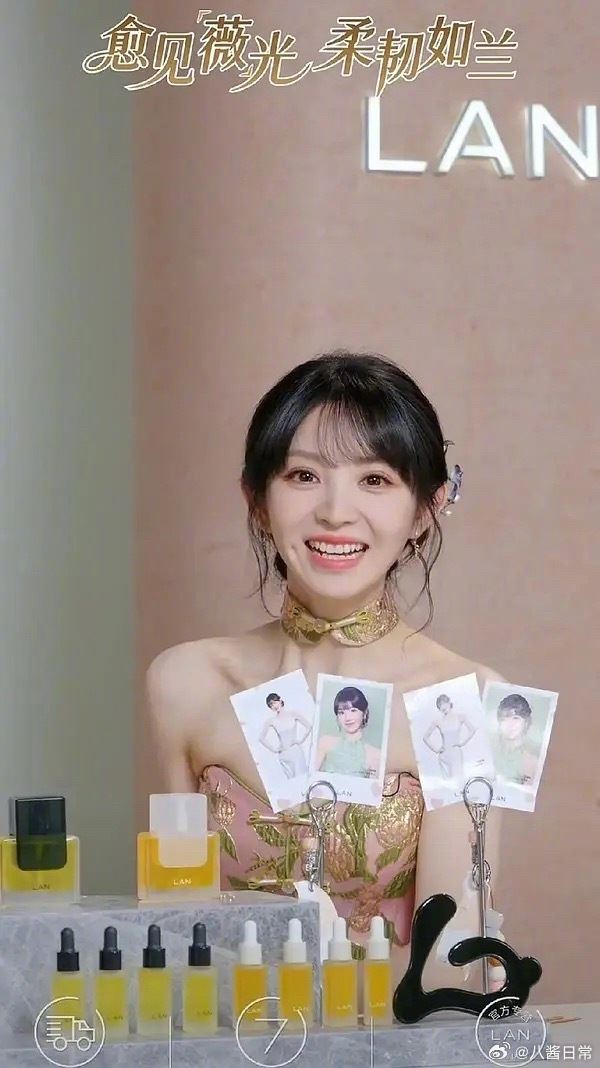 田曦薇直播過程還因「露膚過多」觸犯平台規範而被中斷，只能在鏡頭前擺放小卡遮擋胸口，才能重新開播。（圖／翻攝自微博）