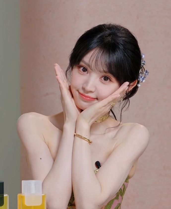 田曦薇在進行品牌合作直播時，穿上一件尺寸過小的禮服引發熱議。（圖／翻攝自微博）