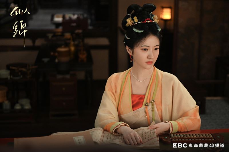 景甜飾演東平伯府四小姐「姜似」，透露是因為張晚意而決定接演這部戲。（圖／東森提供）