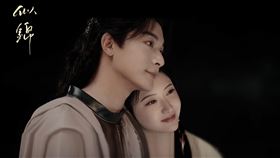 張晚意（左）首次與景甜（右）合作化身「護妻狂魔」，兩人絕佳默契和演技讓劇迷大讚是「天選CP」。（圖／東森提供）