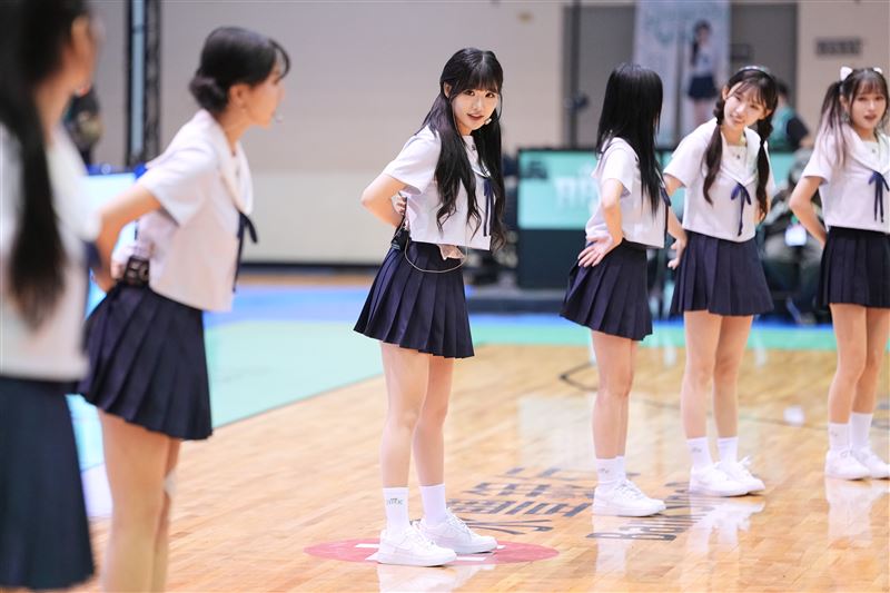 洋基女孩帶操太嗨！崔洪邏領舞 60名粉絲齊跳成奇景