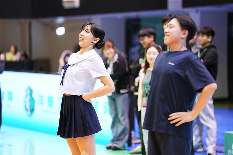 睦那京和粉絲跳操