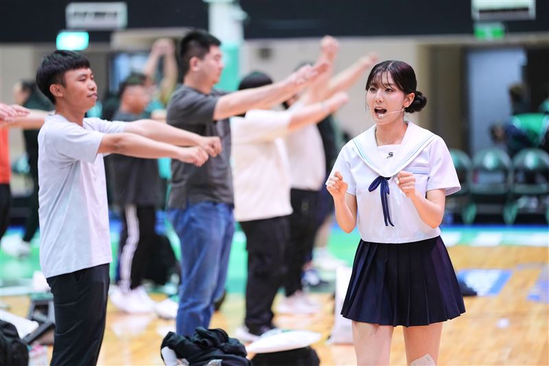 睦那京檢查粉絲動作