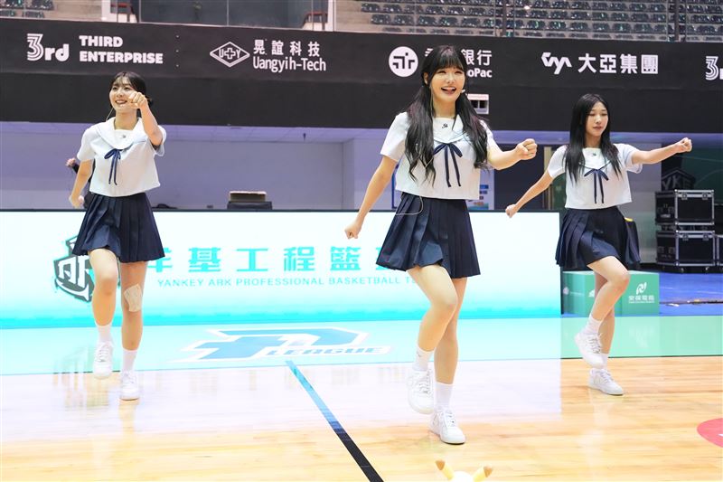 洋基女孩帶操太嗨！崔洪邏領舞 60名粉絲齊跳成奇景