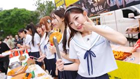 洋基女孩帶操太嗨！崔洪邏領舞 60名粉絲齊跳成奇景