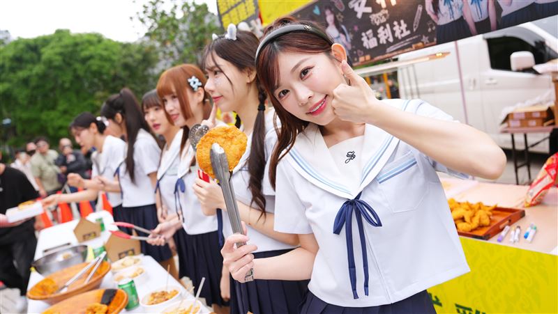 洋基女孩帶操太嗨!崔洪邏領舞60粉絲齊跳