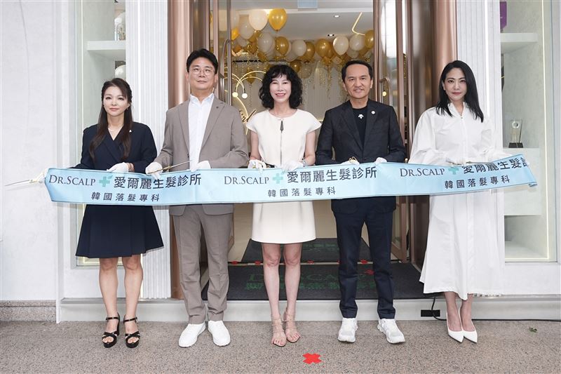 愛爾麗首間生髮診所3/28正式開幕。韓方品牌總經理鄭孝俊現身一同出席剪綵儀式。（圖／業者提供）