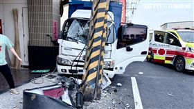 台電,電線桿,貨車,自撞,車禍,高雄,大寮（圖／翻攝畫面）
