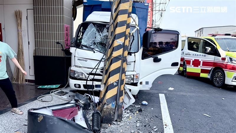 新/自撞「嵌入電桿」OHCA!釀800戶斷電