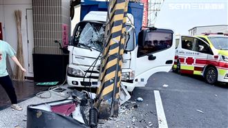 新／自撞「嵌入電桿」OHCA！釀800戶斷電