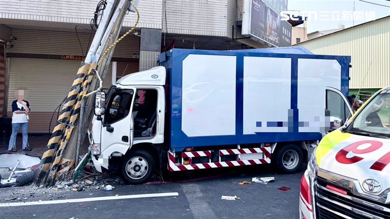 這一撞,整輛車嵌入電線桿,電桿承受不了撞擊力道硬生生傾斜,釀大規模斷電。(圖/翻攝畫面)