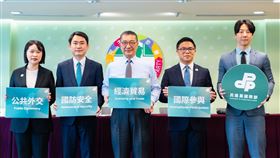 民進黨今（30）日舉行「2026民進黨新生代外交培力營」宣傳記者會。（圖／民進黨提供）