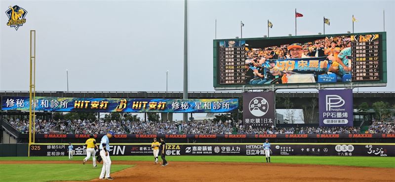 臺中洲際球場視覺大進化！中信兄弟導入台灣首創外野 LED 看板。(圖/業者提供)