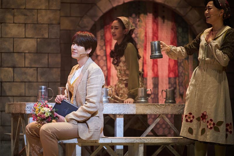 圭賢（左）以細膩演技與穿透靈魂的嗓音，化身文學史上最癡情的「維特」。（圖／甲上娛樂提供）